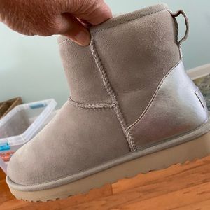 Woman’s Ugg’s size 10 like new barely worn